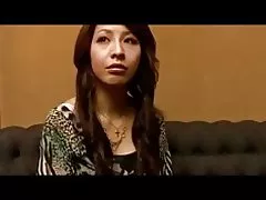 Híresség felesége válik függővé, hogy a fiatal házigazda...