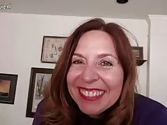 Csintalan amerikai anya játszik magával